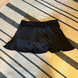 Lulu Play off the Pleats black skirt, size 6.